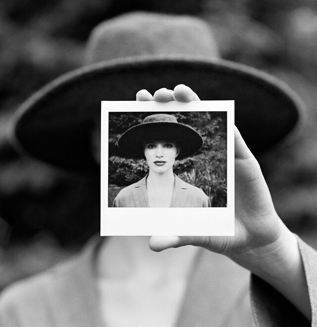 Fotografia "Woman Holding Picture", Rodney Smith