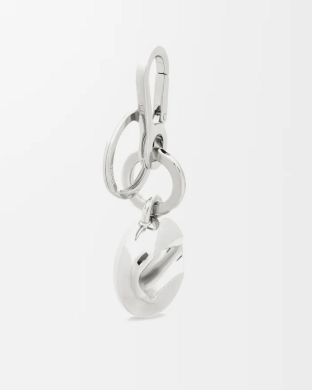 Loewe, Porta-chaves concebido para funcionar como abre-garrafas, €300.