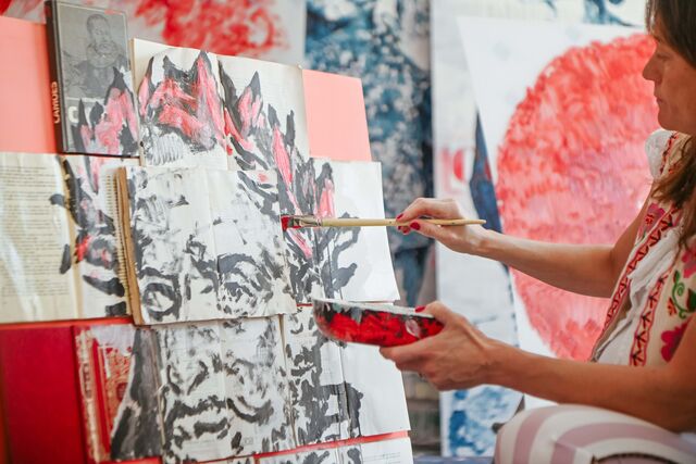 Maísa Champalimaud a pintar o retrato de Luís de Camões