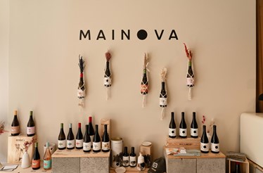 Mainova: um espaço onde a criatividade se faz acompanhar por um copo de vinho