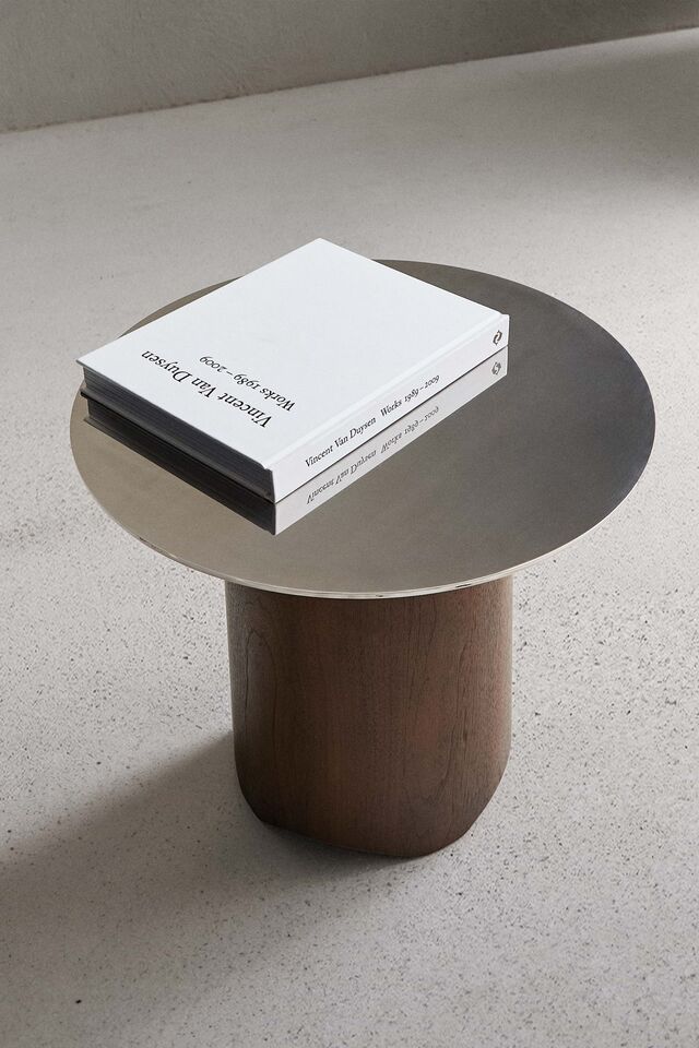 Os materiais utilizados provêm de pequenas empresas e oficinas de artesanato localizadas em Portugal e Espanha.