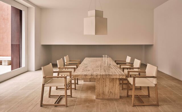 Nas peças, perduram os materiais com acabamento em couro, carvalho e aço. 