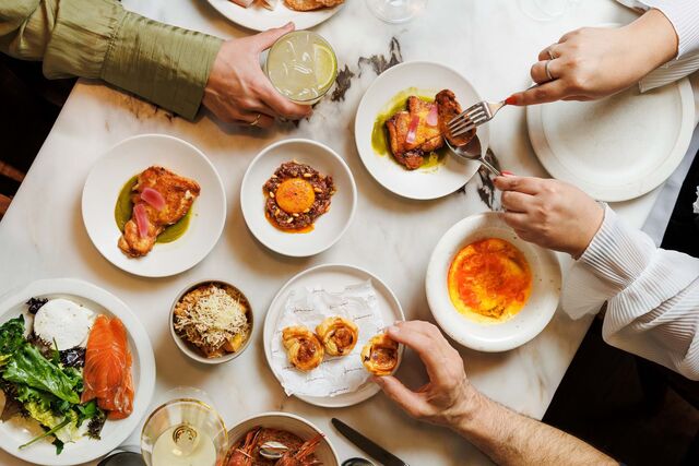 O brunch de domingo realiza-se das 11h às 16h (antes só pode ser pequeno-almoço e depois é lanche).
