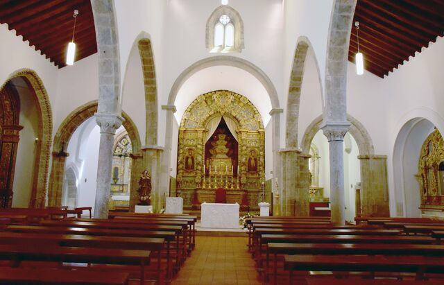 A Igreja Matriz de Loulé, edificada no século XIII sobre uma antiga mesquita, conserva elementos góticos e barrocos,