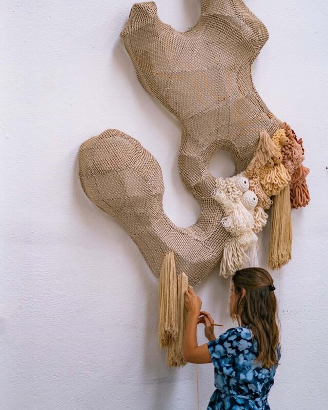 Baseando-se no compromisso com a sustentabilidade e preservação ambiental, as criações da artista resultam num casamento perfeito entre expressão visual criativa e consciência ecológica.