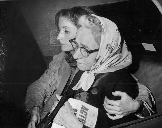 Julia Warhola, mãe de Andy Warhol, a ser consolada dentro de um táxi pela atriz Viva, à saída de um hospital em Manhattan, depois de o artista ter sido baleado no seu estúdio por Valerie Solanas, em junho de 1968