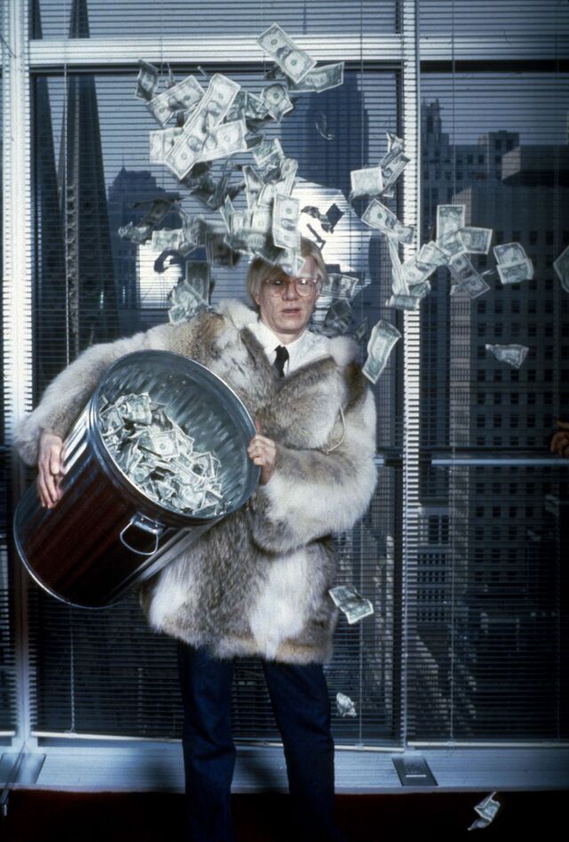 Andy Warhol, por volta de 1980, em Nova Iorque, a fazer chover dinheiro