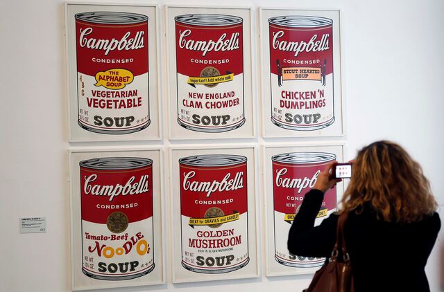Obra de arte "Campbell's Soup II" numa exposição em Paris, em 2015