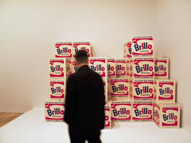 Escultura com caixas Brillo numa exposição em Nova Iorque, em 2018