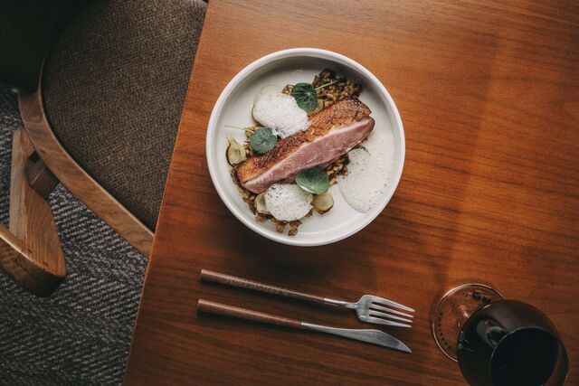 Arroz de pato, servido com espuma de queijo (€24).
