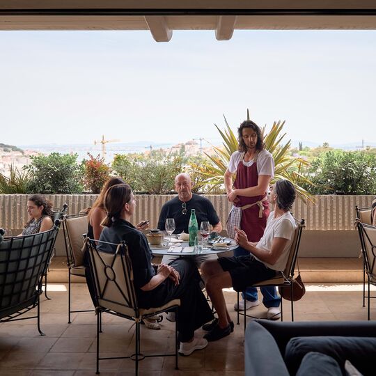 Um brunch mediterrânico com Lisboa a seus pés