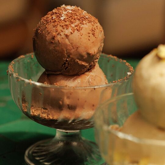 Um decadente gelado de azeite virgem com flor de sal
