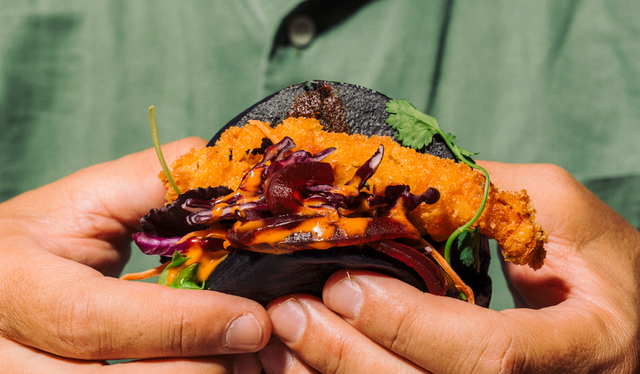 Bao de camarão crocante com maionese de sriracha