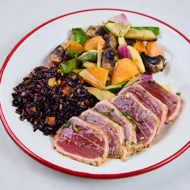 Tataki de atum com teriyaki e cebolinho, com acompanhamento de arroz negro e legumes grelhados, €10,50
