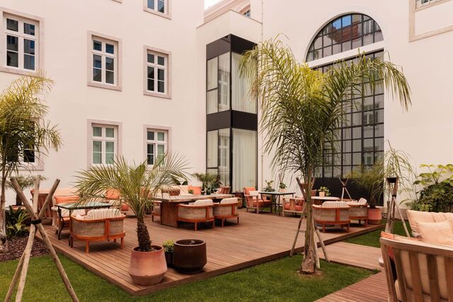 Este espaço pertence ao restaurante principal do hotel, que cativa qualquer cliente com a arquitetura gótica da antiga igreja do convento, que remonta ao século XVII.