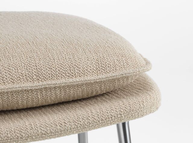 Detalhe do otomano em tecido Flocca na cor "beige"