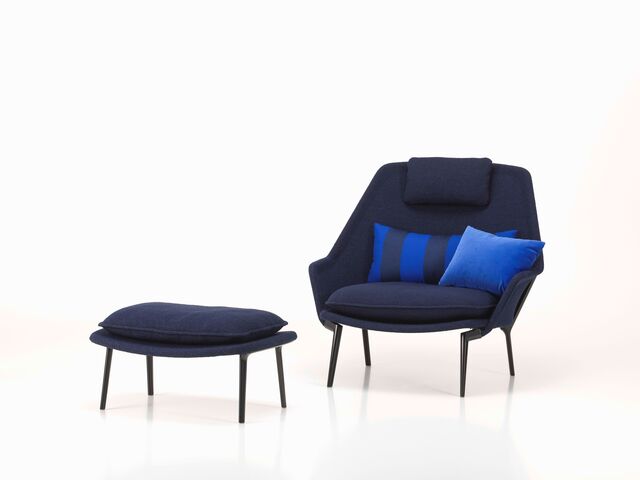 Slow Chair com otomano e duas almofadas, em tecido Flocca na cor "dark blue"