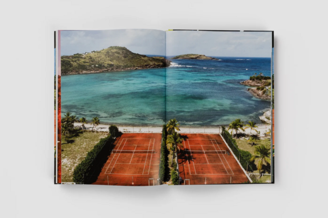 Dois courts de terra batida no Leme Tennis Club, Rio de Janeiro, com o areal da praia do Leme ao fundo