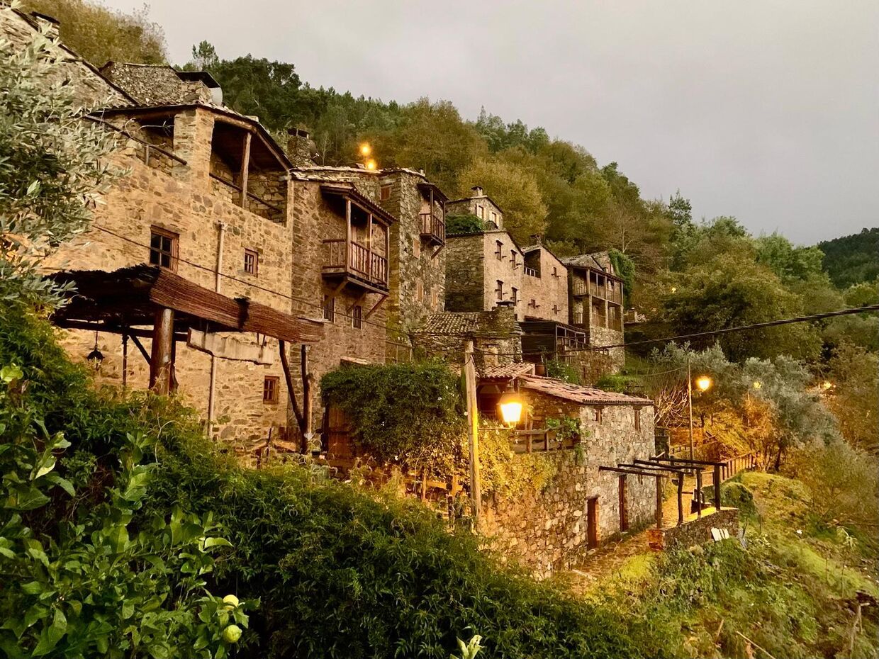 Retiro de yoga e meditação no Talasnal, aldeia de xisto perto da Lousã, para celebrar o magusto na natureza.