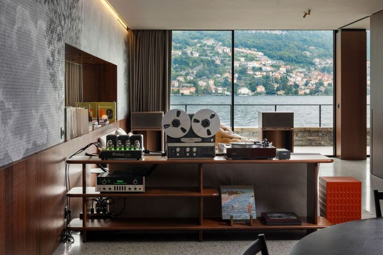 Suíte audível no Lago Como com sistema de som e coleção de 500 discos