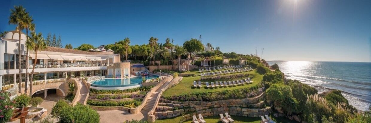 Resort de luxo no Algarve com vistas panorâmicas para o mar