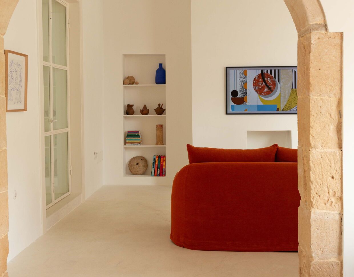 Casa Montelongo, refúgio slow-living em Fuerteventura, oferece suítes minimalistas e pátio com piscina