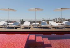 Mergulhos e a cidade: uma piscina com vista sobre Lisboa