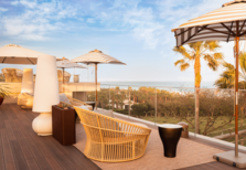 Nesta noite de Lua Cheia, há uma festa no Algarve com vista para o mar