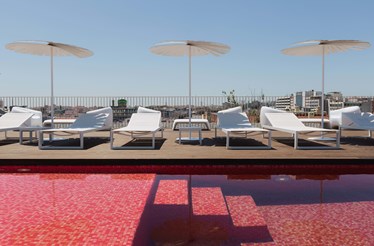 Mergulhos e a cidade: uma piscina com vista sobre Lisboa