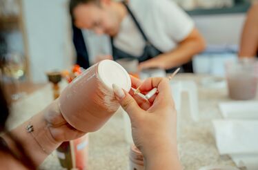 “The Passing Vessel”. O workshop imersivo no Porto que ensina a criar velas perfumadas