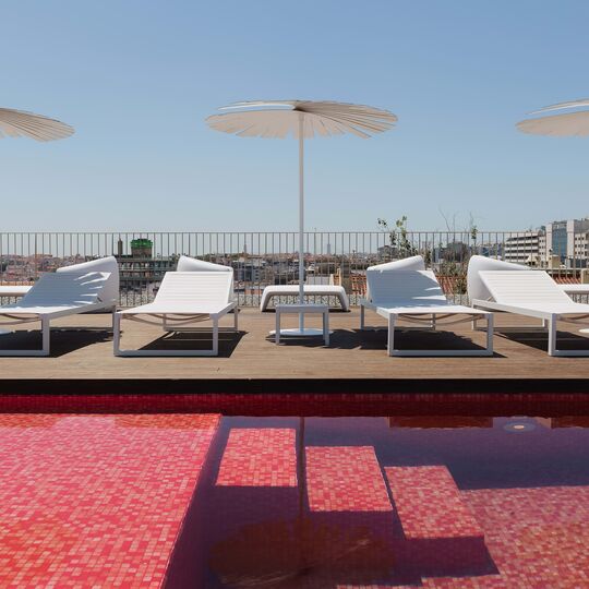 Mergulhos e a cidade: uma piscina com vista sobre Lisboa