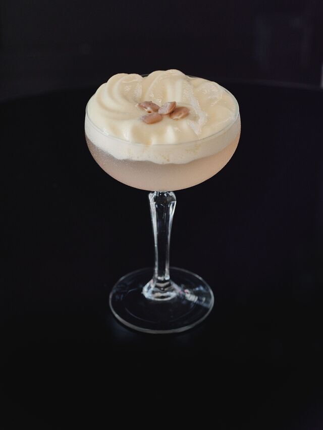 A Boca do Inferno ganha vida no Inferno Atlântico, que combina tequila, lima, toranja e espuma de tremoço, com notas salinas inspiradas nas marés cascalenses