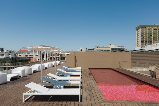 Pelo segundo ano consecutivo, a piscina vermelha do terraço do espaço, abre ao público, numa proposta desenhada para todos