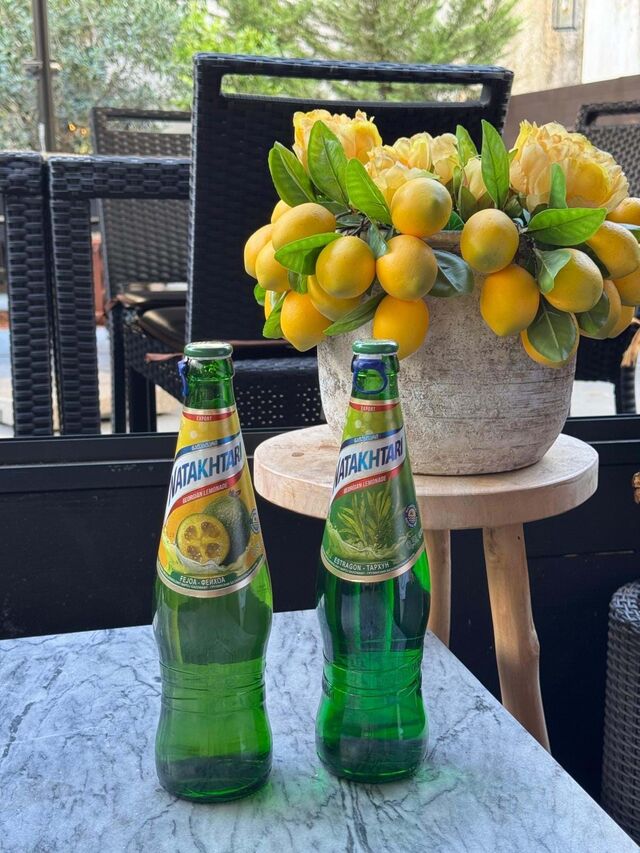 As limonadas contêm um toque gaseificado muito subtil e bastante adocicadas, afastando-se da característica acidez da limonada comum