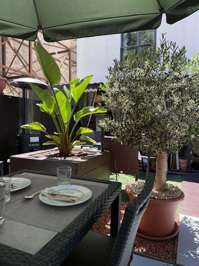 O restaurante inclui uma esplanada, fresca e arejada