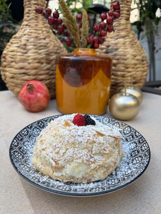 O napoleon é um bolo de natas, semelhante ao nosso mil-folhas, com um creme de manteiga, natas, ovos e baunilha