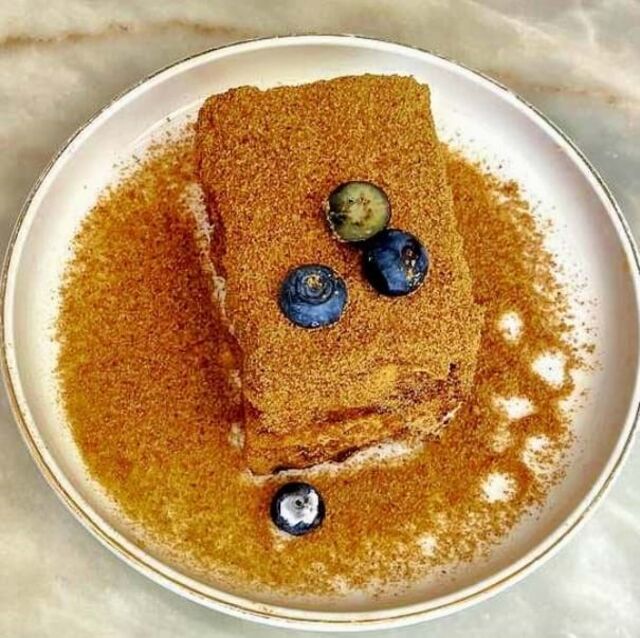 O medovik é um bolo com biscoito de mel, leite condensando e natas
