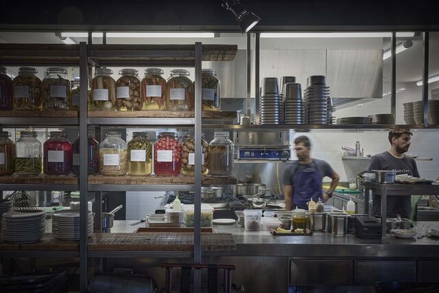 O Fismuler Lisboa é um restaurante bonito, com ambiente, música ao vivo à noite e uma decoração com um toque industrial, embora acolhedora