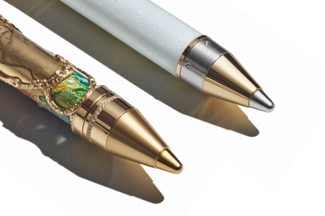 Em homenagem às habilidades de desenho de Renoir, uma ponta de metal feita de prata esterlina Ag 925 ou ouro maciço Au 999 é integrada ao cone, proporcionando os meios para criar esboços com ponta de prata.