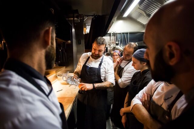 Na cozinha, chef Ljubomir Stanisic orienta equipa