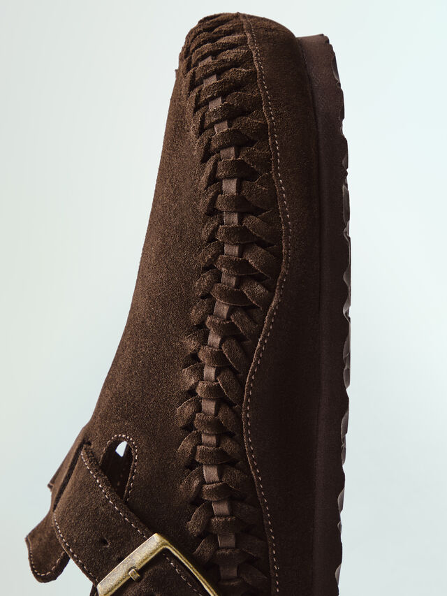 Nova versão trançada à mão do Kith x Birkenstock Boston, um clog icónico.
