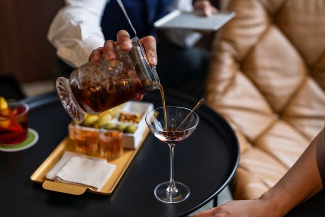 Os hóspedes podem pedir cocktails de assinatura na suíte