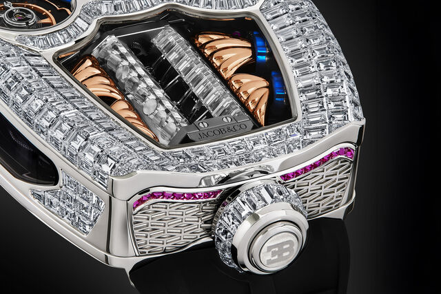 Numa versão mais extravagante e única, surge o Bugatti Tourbillon Baguette, adornado com 328 diamantes lapidados em baguete e 18 rubis, desenhados para evocar as laternas traseiras do veículo