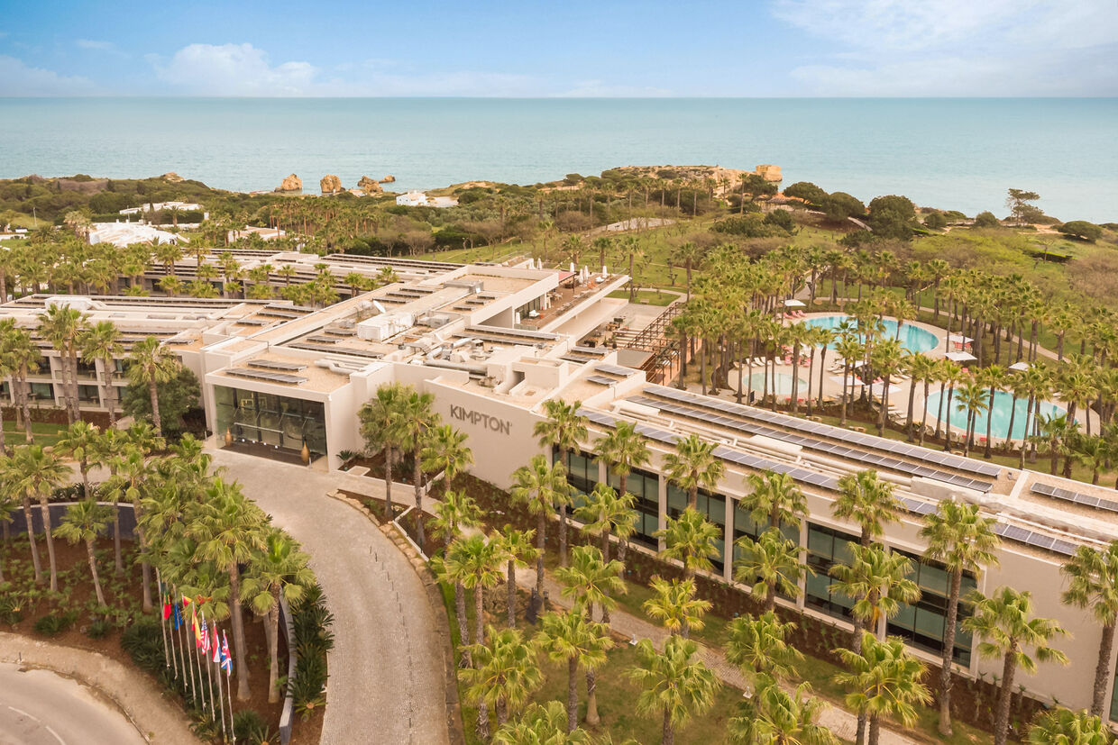 O resort tem ligação direta à praia de São Rafael
