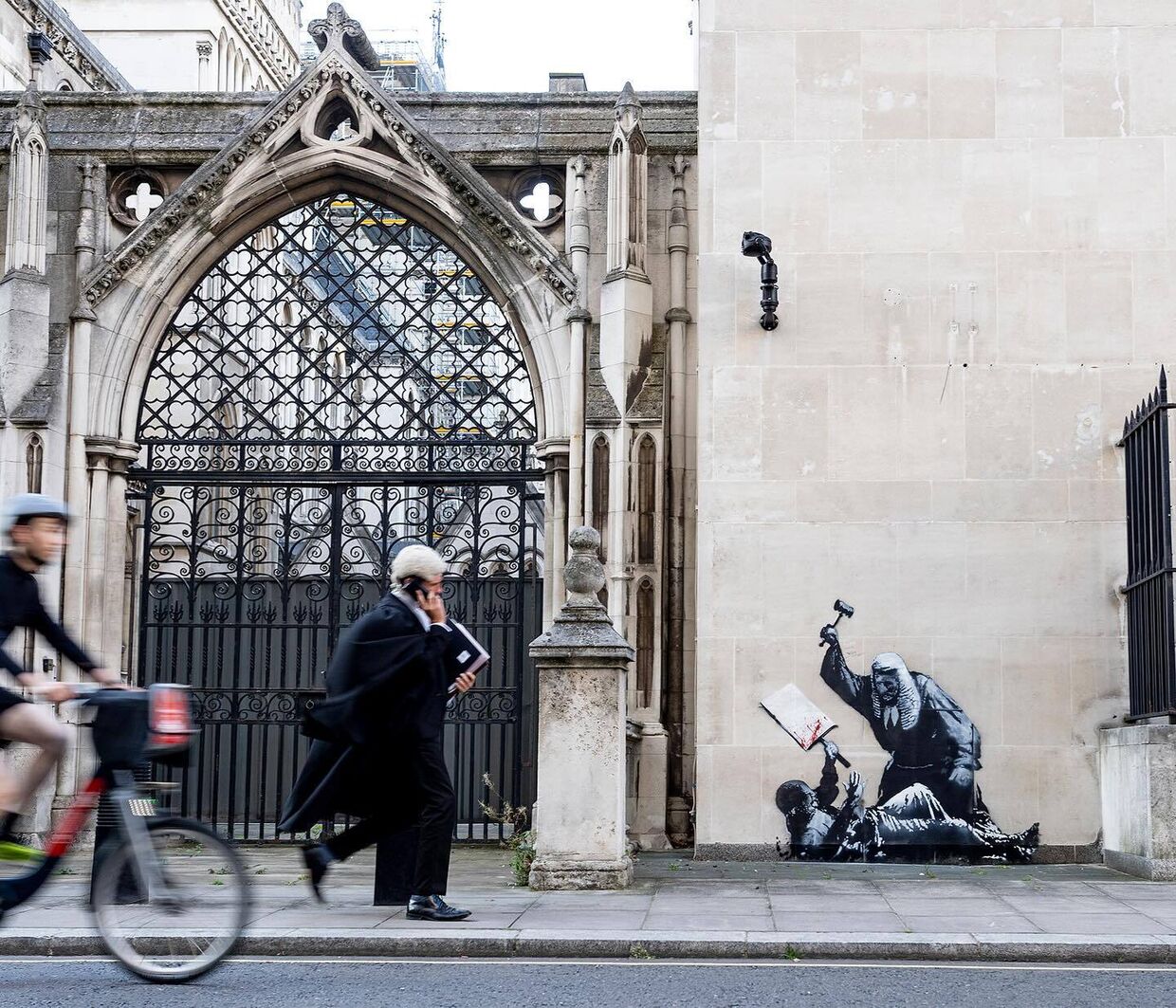 Banksy critica o sistema judicial com grafíti em tribunal de Londres