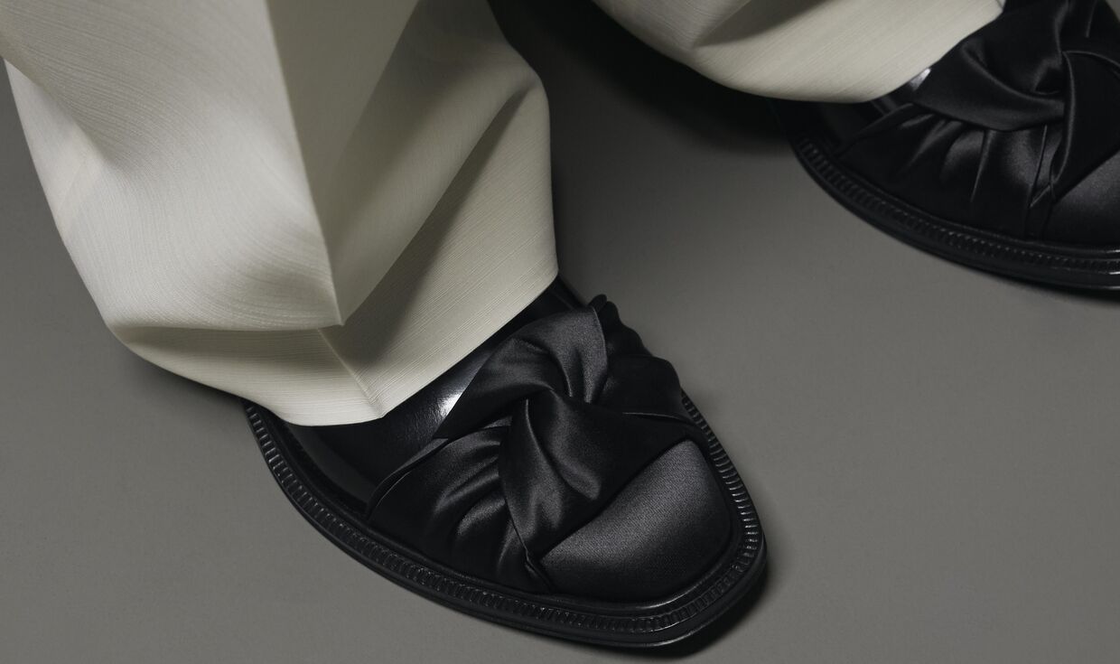 Sapatos pretos com um nó, uma tendência da estação
