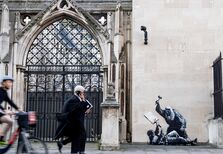 Banksy deixa a sua marca em parede de tribunal londrino