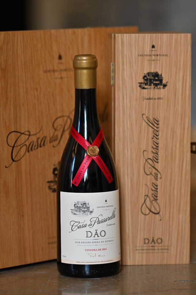 A vinificação foi feita em lagares de granito, com pisa a pé tradicional. A fermentação alcoólica foi espontânea, seguindo-se um estágio de dois anos. Em 2016 procedeu-se ao engarrafamento. E após oito longos anos a evoluir em garrafa, em 2024 foi feito o (re)arrolhamento.