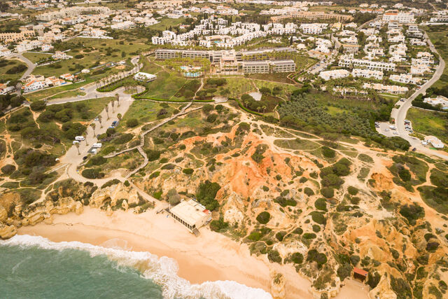 O Kimpton Atlântico Algarve tem acesso direto à praia de São Rafael