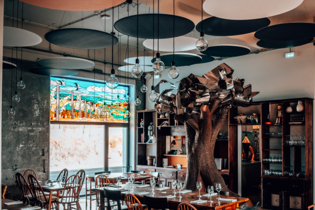 O restaurante The Folly é comandado pelo diretor Artur Simões. Na cozinha, está o chef Alan Alves